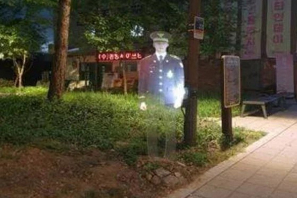 Голограммы полицейских в Сеуле: новый подход к безопасности Голограммы полицейских в Сеуле: новый подход к безопасности