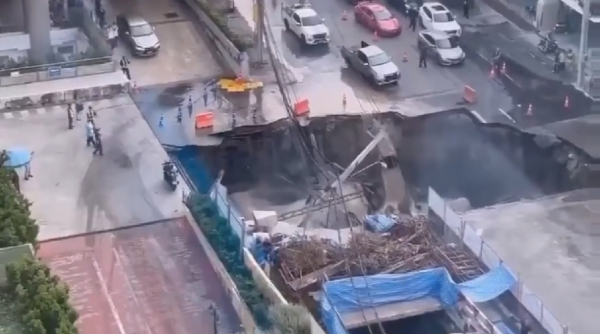 Участок оживленной улицы внезапно ушел под землю в Бангкоке